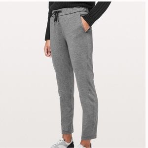 Lululemon On the Fly pants-heathered black-size 8